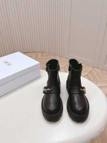 短靴款 高靴 Di0R 迪奥 秋冬新款短靴 高版本 Dior 标志字母靴子 彰显经典设计。经久不衰的马靴造型，采用柔软的黑色牛皮革制作，打造休闲又不失优雅的风格