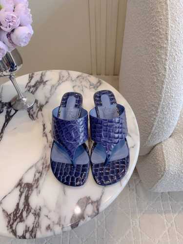 出厂价 Christian Loubouti*新款鳄鱼纹粗跟夹趾拖鞋 简约百搭款 好穿不累脚 鞋面牛皮 内里垫脚羊皮 意大利真皮大底 跟高7.5cm 尺码35-
