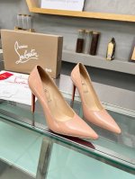 冲量价 Christianlouboutin 路铂廷 Cl红底鞋 2024 春夏系列新品登场，创意大胆的鞋履设计尽显前卫态度，焕新都市造型。优雅时尚上面镶有银色