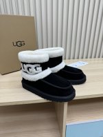 Ugg 24秋冬最新款雪地靴！羊毛领口上下呼应设计！勾勒出ugg品牌logo 凸显高端大气 ！采用澳洲进口羊皮毛内里，冬季保暖效果超赞 面料：进口二层磨砂牛皮