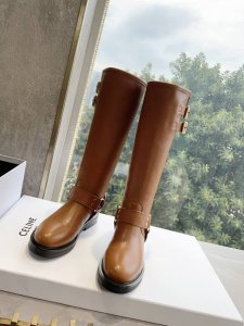 顶级版本celin*思琳塞琳凯旋门秋冬走秀新款机车短靴 这款靴子强烈推荐、五金扣带子设计简单的短靴，果断就爱上了它、简约可以让你无时无刻体现您的气质、最关键的是