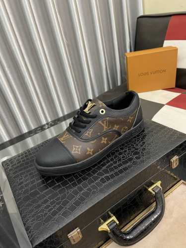 出厂价： LV 路易威登。最新潮鞋休闲鞋实体店爆款38-44码。 新品春夏季舒适进口定制原版牛皮，独特提花面料元素设计。搭配羊皮内里，Lv原版底，高端包装高品质