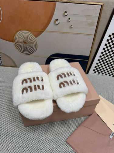 顶级版本 Miu Miu 最新平底拖鞋 今年夏天为你们多准备几双必备拖鞋，老顾客都反应对这款需求很大！ 专门订制的一批为miumiu后续新款做准备的高级羊皮，褶