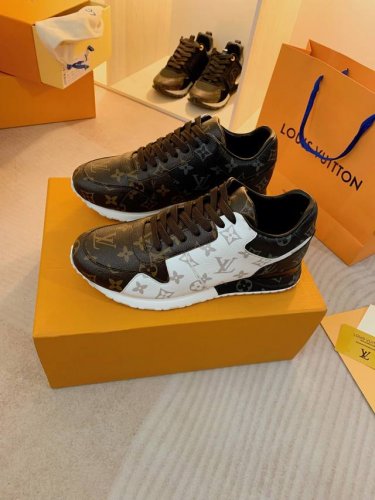 Louis Vuitton 路易威登 此款LV RUNNER运动鞋出自艺术总监Virgil Abloh之手，吸取经典跑鞋的设计精髓，创造标志性RunAway运动