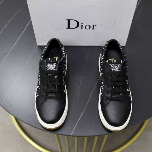 出厂价： 品牌：迪奥dior 标准码：38-44 45订做 等级：官网同款 材料：原版皮面料 舒适透气内里 轻便耐磨大底 款式类别：男士时尚休闲鞋 跑步 运动鞋