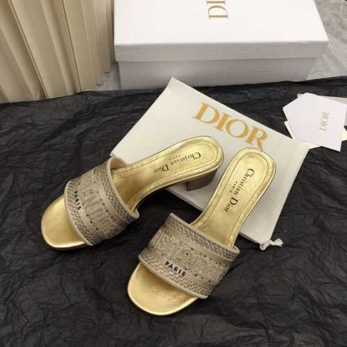 84号花色升级款 高跟DIOR 早春新款提花刺绣镶钻拖鞋♀ 作为D家主打款老花刺绣系列凉拖，每年都会新色，一出新就立马断货，刺绣设计有立体感非常精致，简单大方，