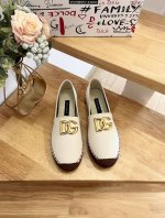 Dolce&Gabbnna杜嘉.班纳D&G麻底渔夫鞋DG的风格真是越来越时尚了，超美的色彩搭配，让人一眼就爱上它清凉一夏感觉鞋面是DG大金扣配牛仔布，非常精美内