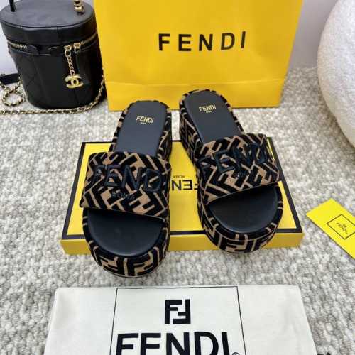 出厂 Fendi 芬迪毛拖走秀主推系列，新品上线，芬具桌脚设计灵感改创于今年秀场的主推系列鞋履 当季新品凉拖鞋，众所周知，鞋子永远设计为高级感满满的，高端大气上