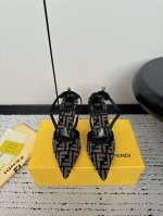 Fendi 芬迪24Ss 春夏新款 后空一字带 高跟凉鞋 经典婉约流线型colibrì 露跟鞋，清爽复古配色！鞋身采用包裹足部的纤细弹性带。仿旧丹宁复古风牛仔蓝