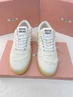 Miumiu缪缪 复古 做旧 帆布休闲运动鞋 德训鞋 早春最新走秀款运动小白鞋国内外博主刷爆的一款，小红书种草系列，复古又时髦上脚美炸了简约的运动板鞋设计，极具