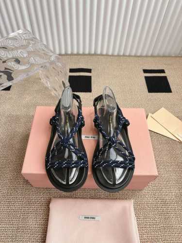 Miumiu*缪缪 25夏季新品，全球最火凉鞋， 出现在各大时装杂志封面 各路明星、小红书博主着用～搭配长裙 鞋面：牛皮 绳子 内里：羊皮内里 码数：35-41