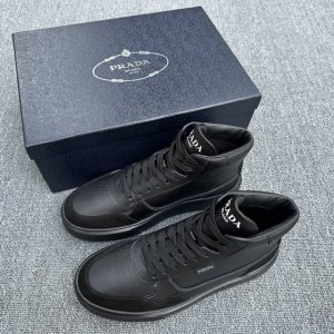 prada 普拉达 男士新款高帮皮革休闲运动鞋 这款高帮运动鞋采用光滑小牛皮鞋面，鞋头及后跟辅以绒面牛皮革细节，撞色皮革饰边，外侧饰有品牌徽章，鞋舌饰prada