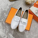 出厂价 Hermes 爱马仕21S新款kelly扣乐福鞋 新款kelly扣乐福鞋，强烈推荐你们买，前脚掌部分是宽的，所以上脚很舒服，配牛仔裤配正装都可以超级百搭