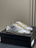#Driesvannoten情侣款 25春夏新色 很Miu味的德训单品，样子很出彩 麂皮拼接光面小牛皮，质感和细节都很赞 情侣Size 35-40 女码P340