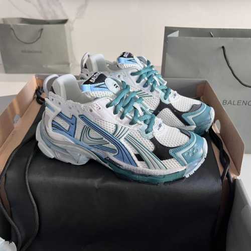 顶级版本： Balenciaga 巴黎7.5 巴黎世家 最新配色潮流复古休闲鞋 通过溢胶、做旧、缝线等细节，展示了设计师 Demna 的运动鞋风格，用一双 旧鞋
