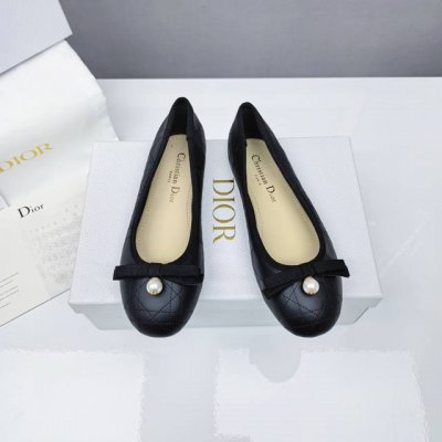 Dior2025款单鞋 通勤党的 足尖高定 来了！ 这双单鞋把职场优雅穿出开挂模式 进口小羊皮+意大利真皮大底 8小时久站脚底依然在度假 三色解锁万能穿搭， 配