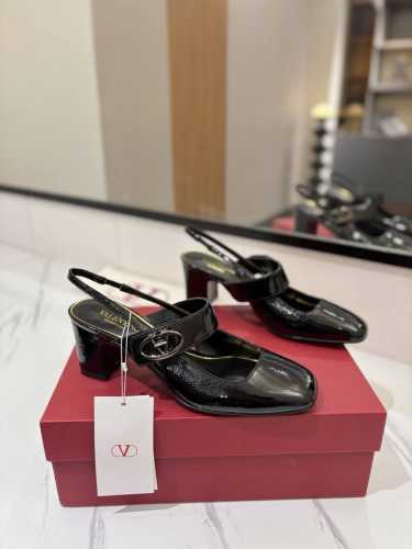 出厂价： VALENTINO华伦天奴 最火爆新品玛丽珍融入粗跟设计简约舒适之余，拉长腿部线条，饰品以金色VLogo旋钮，演绎出时髦新高度完美复刻鞋面：软皱漆皮，