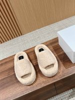 莞产 The Row 萌萌羊羔毛拖鞋 秋冬时尚百搭休闲潮流羊毛拖 海外代购版本，爆款一个接着一个，冬天 还是需要一双保暖时尚洋气百搭的羊毛拖鞋，随意搭配都好看，
