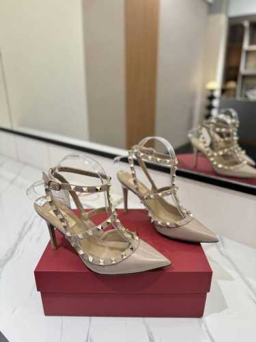 出厂价Pp： Valentino 华伦天奴铆钉 Vt经典环绕踝脚带铆钉凉鞋，历久弥新深入人心永不过时的必备单品顶级复刻！侧身弧线完美，原版开模定制不生锈铆钉 特