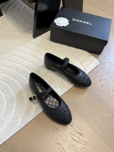 批380 Chanel 25C早春玛丽珍单鞋 这一季的鞋子都很棒耶！ 纯黑色玛丽珍上脚很舒服鞋面皮质也很软，不用担心会磨脚。兔耳朵也好可爱，黑白拼色和黑色布面都
