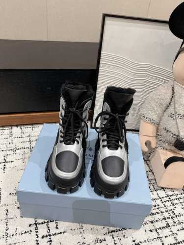 顶级品质 Prada Ss24 New Arrival- 24秋冬新款羊毛雪地靴 进口小牛皮鞋面 系带饰以 三角标加持 高帮皮毛一体 秋冬氛围感拉满保暖又舒适