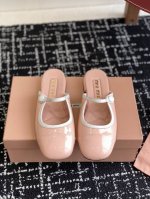 代购级 Miu Miu 缪缪 25ss春夏 小粗跟 玛丽珍 半拖 上脚果然更惊艳~个性设计非常百搭，而且高度也太适合我了，穿着不累脚 绝对入手不亏的一双！面料：