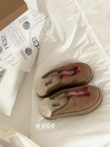 Ugg｜ 专柜最新 塔茨尔厚底拖鞋 4个颜色，官网同步4层大底 鞋底厚底：约 4Cm 鞋面设计，鞋面采用优质翻毛皮，亲肤舒适。 鞋内里材质，采用隆丰羊皮毛一体。