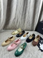 Chanel丨24A高级手工坊系列金币玛丽珍鞋芭蕾舞鞋 金币复古 Vintage设计～，干练又慵懒随性 妥妥的甜酷风！金属徽章元素显得十分精致，真的是被每一个细
