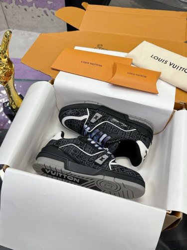 工艺水洗 渐变系列 原版开发 品质出货 欢迎对比 LV板鞋系列LV Trainer Maxi运动鞋将成衣系列的宽松廓形引入VirgilAbloh笔下的LVTra
