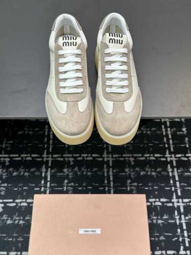 码数:35-40，出厂价格: Miu miu 缪缪2025新款休闲小白鞋，各大品牌中脱颖而出的四季鞋颜值担当火爆款脏脏鞋，不得不入的一款～做旧时尚，简约高级 随