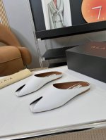 品 牌：Alaia阿莱亚春夏新款法式仙女鱼嘴金属扣平底拖鞋原版购入法国一线奢侈品牌alaia品牌源自其创始人，Azzedine Alaia是上世纪80 年代“