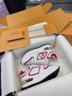 女 男 Lv Neo Run Away 运动鞋 Neo Run Away运动鞋以双色牛皮革升级品牌经典run Away 运动鞋，借利落线条续写跑鞋灵感。楔形外底
