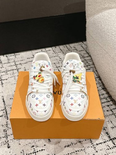 饰品+40 #顶级版本 情侣款 Lv 路易威登L家 Trainer 25 新款 情侣款 休闲 运动鞋 滑板鞋 Lv Trainer 运动鞋的灵感源自复古篮球鞋，