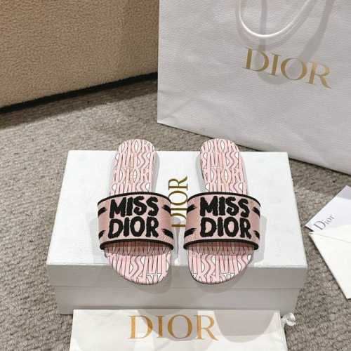 平底 中跟 代购级别 2024新款迪奥miss Dior 系列平底拖鞋，经典上乘美艳力作 Dior专柜最火春夏系列 兼备气质 时尚 经典耐看的设计风格 上脚效果