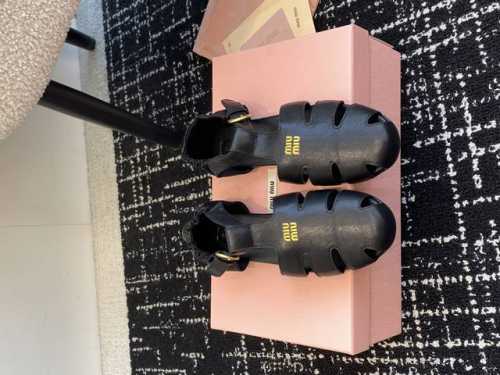代购级350 miu Miu 25Ss 春夏季走秀款 罗马凉鞋 最新款 女士夏季拖鞋 ，全胎牛皮材质 ，上脚软软绵绵的 ， 亲肤柔软舒适 ，华美工艺营造精致的立