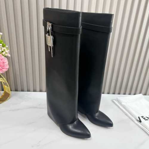出厂 2024SSS 重磅推出GIVENCHY 纪梵希 春夏新款 品牌标志性的一如既往地呈现复古优雅，各种造型都能轻松驾驭。 1鞋面：釆用牛皮 2内里：进口羊皮