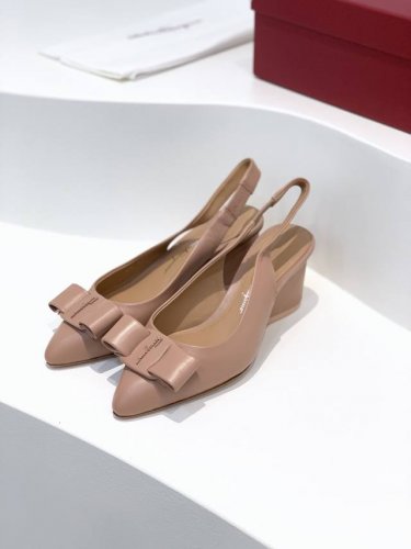 工厂价 顶级版本sf Salvatore Ferraga*O 菲拉*慕viva系列后空露跟粗跟凉鞋这个系列的鞋子都用了最柔软的纳帕小羊皮，脚感非常舒服，脚背高的