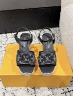 村上隆 Takashi Murakami X Louis Vuitton 25 Helios 皮革 圆头坡跟 一字带凉鞋 本款 Helios 坡跟凉鞋出自路易威