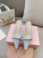 高版本出厂Miumiu*缪缪 24春夏大热走秀款 小猫跟单鞋走秀款出现在各大时装杂志封面 各路明星、小红书博主着用～全新复古上脚尤为惊艳到你的一款闭眼入都是不会