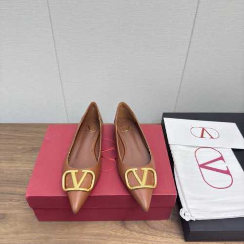 Valentin* 华伦水钻大V扣凉鞋，单鞋 专柜最新系列 最高版本 V家这次出的古铜钻扣系列可以说是非常火爆了 抛弃了一贯的铆钉元素 化繁为简 更加精致耐看按