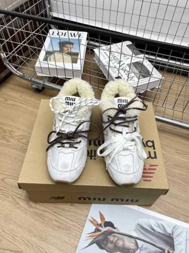 内增高版 皮里 毛里 顶级版本miumiu缪缪棉鞋毛毛鞋2024秋冬新联名款休闲运动鞋 德训鞋 Miumiu秀场适当独一无二的擦色工艺工艺来自miu Miu系列