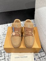 顶级版本 男款LV 路易威登L家 Trainer 24 新款 休闲 运动鞋 滑板鞋 LV Trainer 运动鞋的灵感源自复古篮球鞋，代表 Virgil Abl