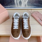 出厂 MiuMiu缪缪2025早春最新走秀款 休闲 运动鞋 阿甘鞋 德训鞋原版购入开发 做货 这款休闲运动鞋引起关注，MiuMiu缪缪在各大品牌中脱颖而出的四季