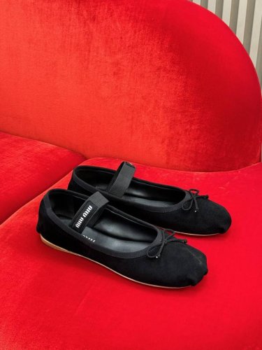 顶级品质 miumiu ss25 new arrival～miu 25春夏芭蕾舞鞋新品 经典鞋型，不同材质和细节工艺，呈现不同韵味，内里小羊皮，鞋底意大利进口牛