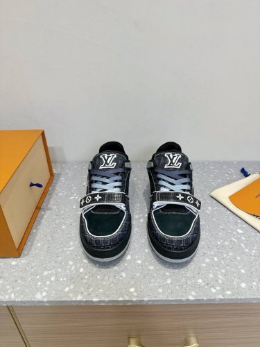 lv Tarine路易威登l家 驴牌 情侣款 休闲 运动鞋 滑板鞋 原版购入开发 做货 本款lv Trainer 运动鞋选用牛皮革塑造繁复鞋面，需要数小时的匠心