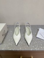 Toteme 小众潮牌 25ss春夏新款 坡跟 后空凉鞋 进口皮高级舒适，配女神们的半身裙，不规则的弧形尖头，晚宴系列专属高跟鞋贯穿整季lookbook完全戳中
