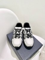 女 、男 年b30最新配色，顶级版本 Dior迪奥倾情呈献全新b30运动鞋。 原版抽真空大底1：1复刻顶级版本 以现代线条和科技面料打造灵动休闲格调。迪奥品牌大