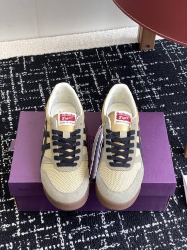代购级 鬼塚虎 Onitsuka Tiger Ultimate 81 织物系列融合经典设计与现代工艺，打造出兼具复古与时尚的鞋款。织物材质轻盈透气，提供舒适的穿
