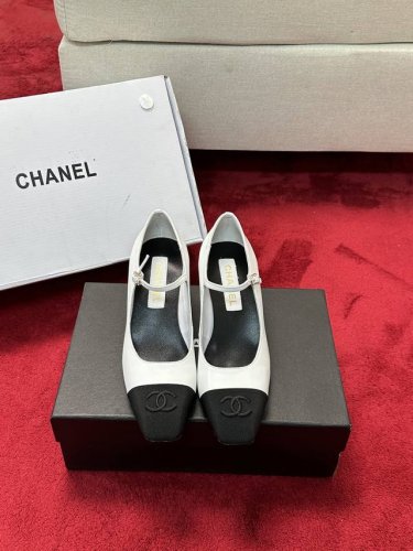 厂价 CHANE*｜小香25C早春新品法式风情 真是美到心尖尖上啦！优雅又浪漫的仙女应该就是这样吧极简的配色深入人心~无论搭配裙装还是休闲着装都很契合哈面料采用