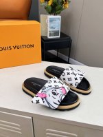lv驴牌l家 2024爆款 浮雕logo 压花 凉拖鞋 本款 ol llow comfort 平底凉拖取材科技织物，以高频压印技术重绎 monogram 图案。